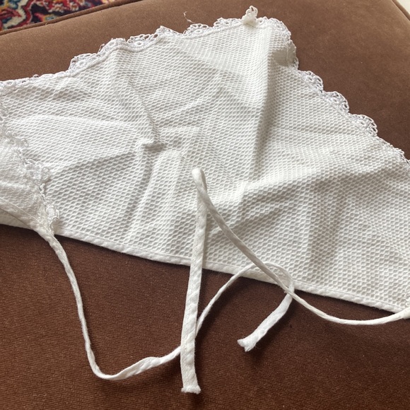 1960s vintage white cotton pique head scarf. Pretty trim - Picture 3 of 6